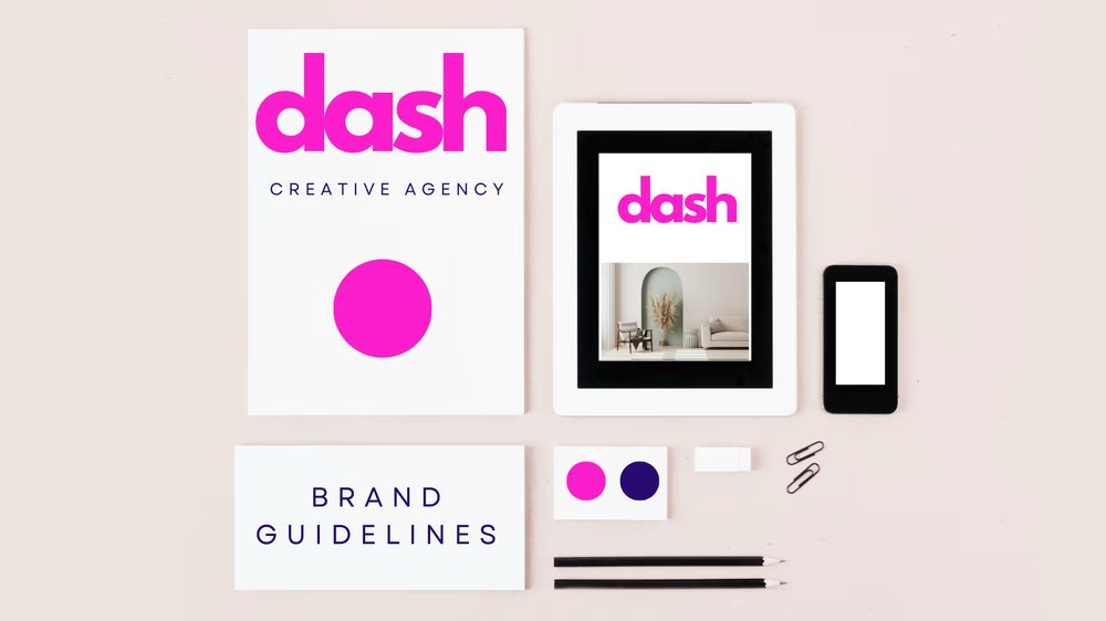 Brand guidelines og logo for dash på et bord