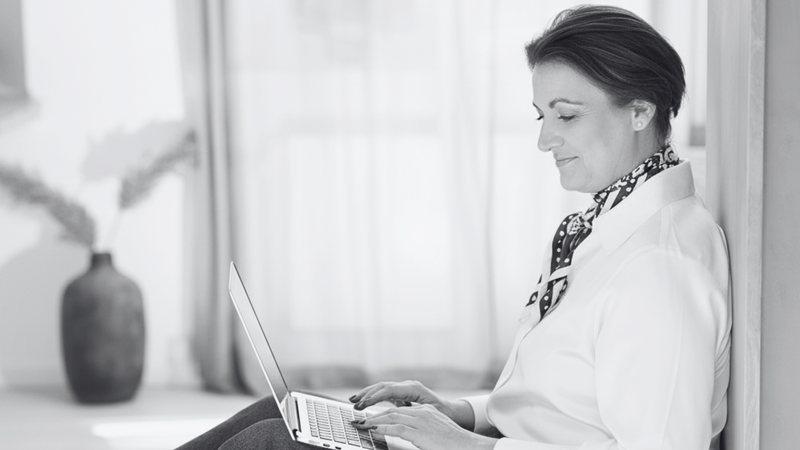Line arbejder ved sin computer