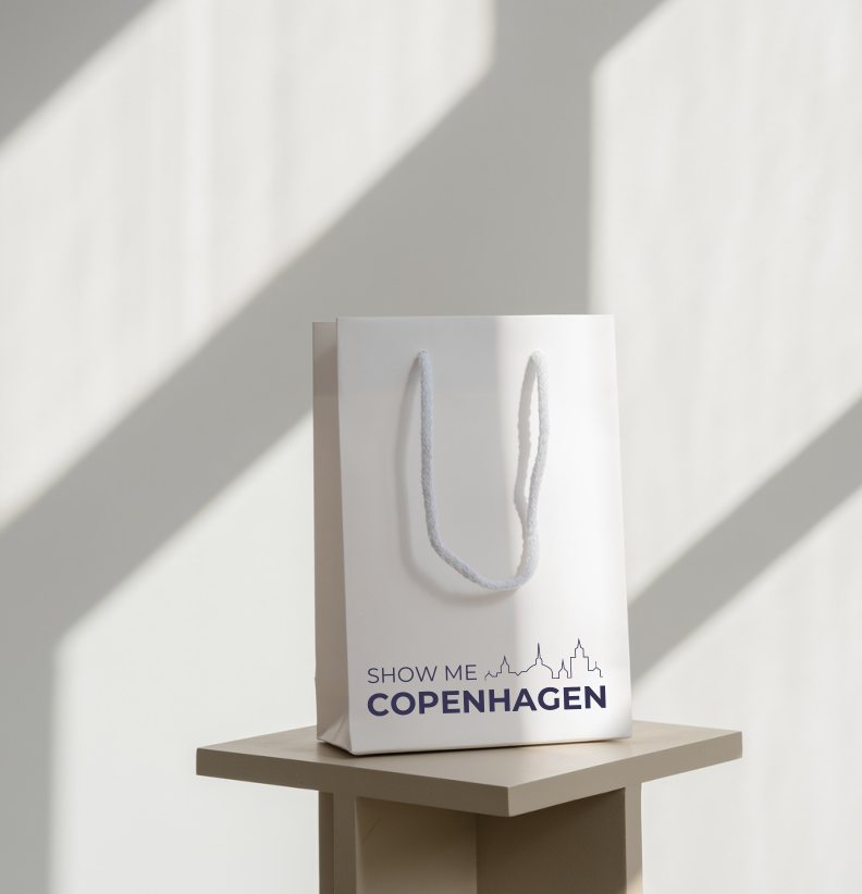 Hvid gavepose med Show Me Copenhagens logo