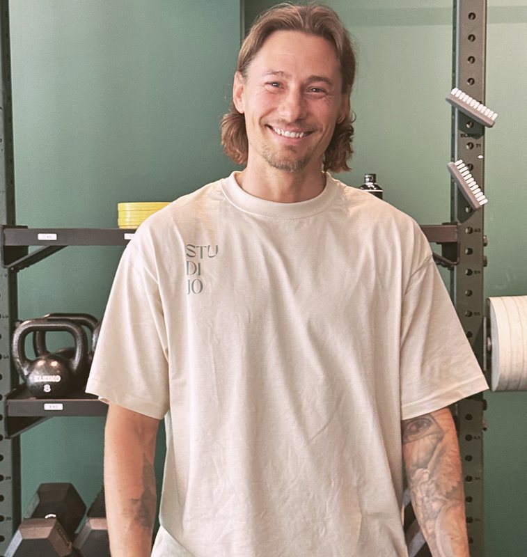 Mand i StudiJo T-shirt i et træningscenter