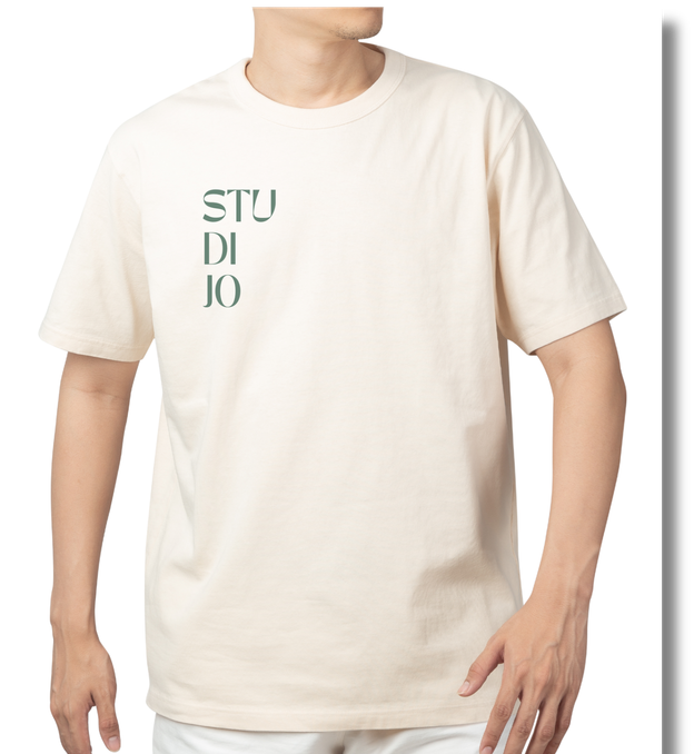 Forsiden af en StudiJo T-shirt