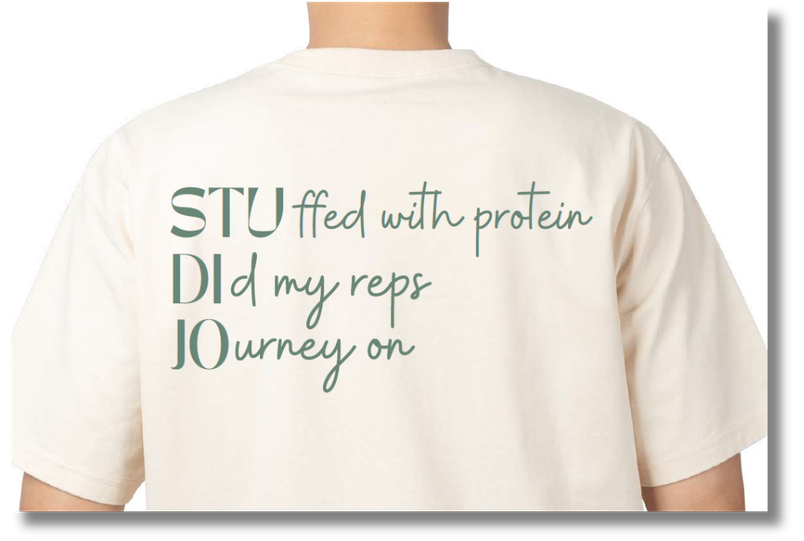 Ryggen af en StudiJo T-shirt med fitness-quotes