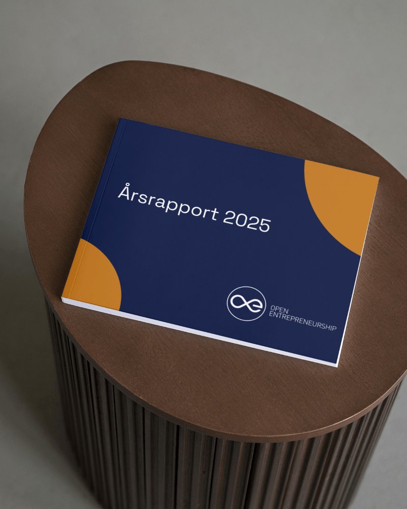 Open Entrepreneurship: Årsrapport 2025 på et bord