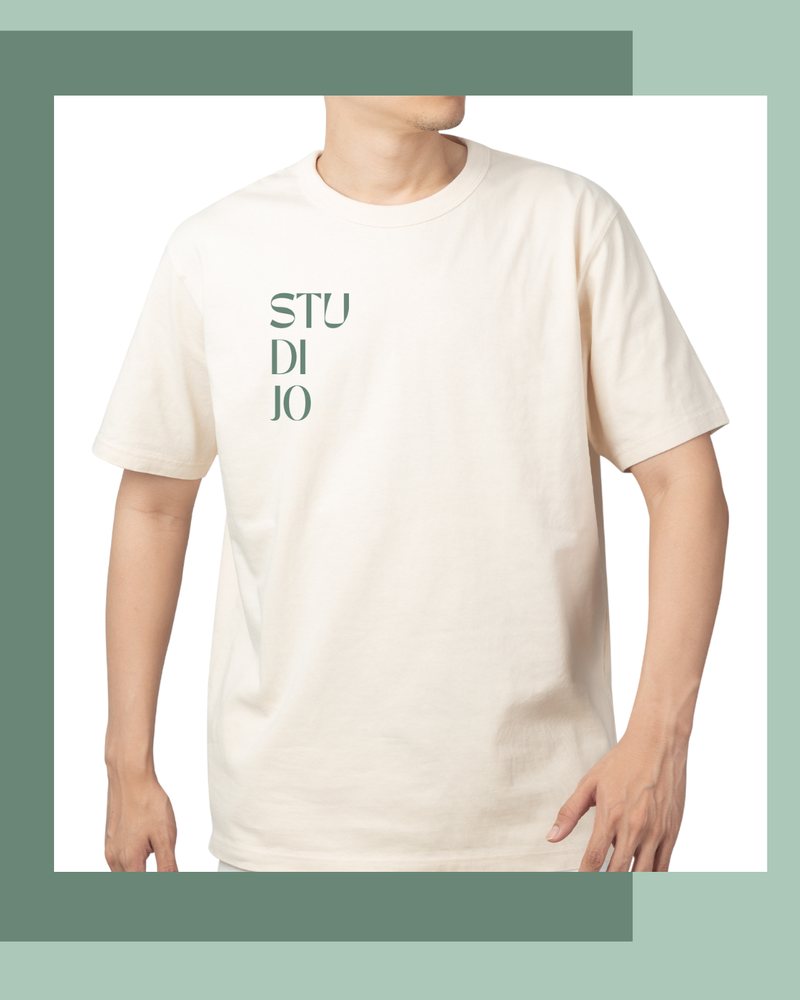 StudiJo: T-shirt med logo foran en grøn baggrund