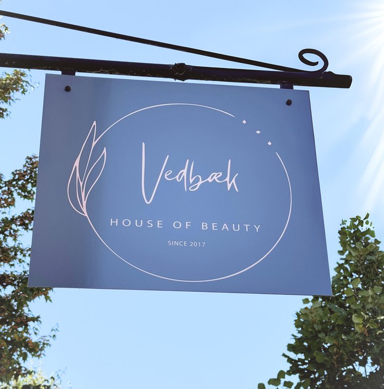 Facadeskilt med Vedbæk House of Beautys logo