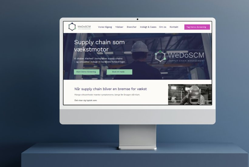 WeDoSCMs hjemmeside vist på en computerskærm